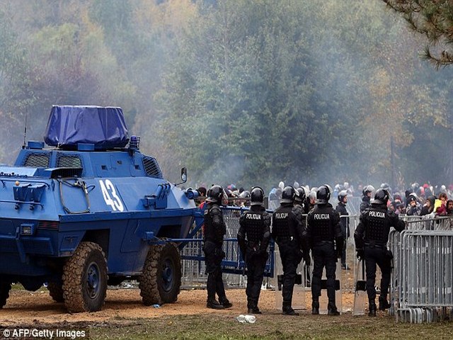 Slovenia dùng xe thiết giáp ngăn 12.000 người nhập cư - 2