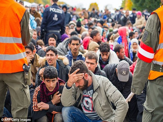 Slovenia dùng xe thiết giáp ngăn 12.000 người nhập cư - 6