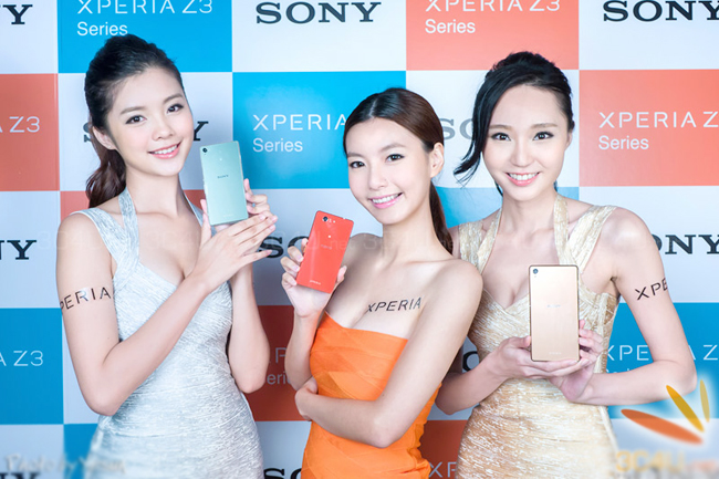 Bộ 3 mỹ nữ tạo dáng tự tin bên chiếc smartphone Sony Xperia Z3