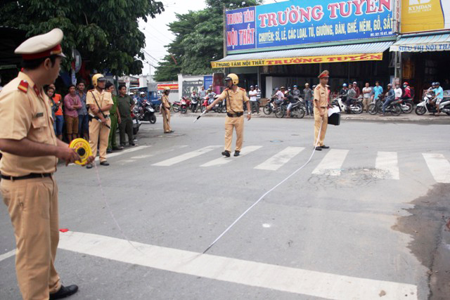 Dựng lại hiện trường vụ chồng lái xe đâm vợ rồi bỏ chạy - 3