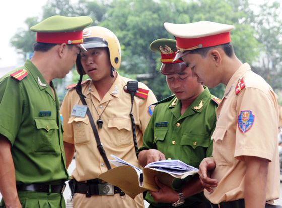 Dựng lại hiện trường vụ chồng lái xe đâm vợ rồi bỏ chạy - 4