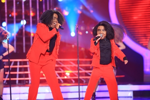 Phương Mỹ Chi biểu diễn với đầu trọc, áo giáp 10kg - 4