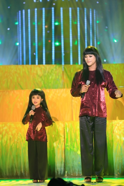 Phương Mỹ Chi biểu diễn với đầu trọc, áo giáp 10kg - 6