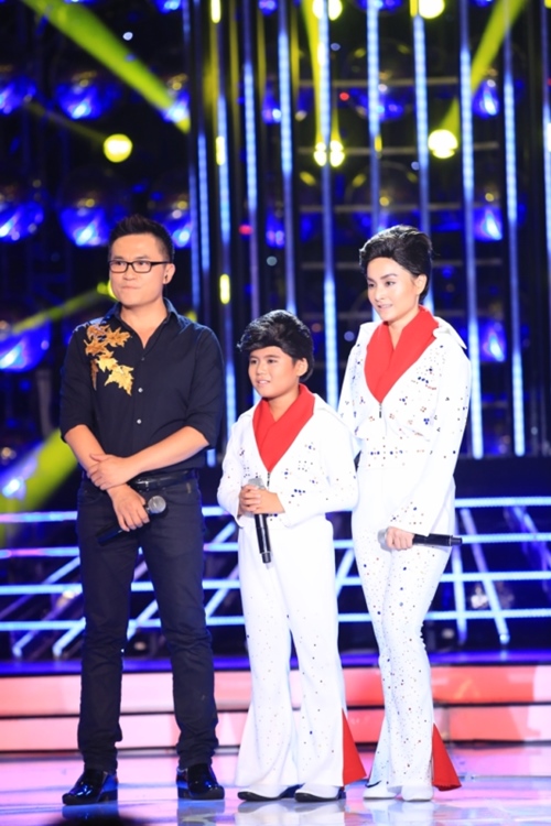 Phương Mỹ Chi biểu diễn với đầu trọc, áo giáp 10kg - 7