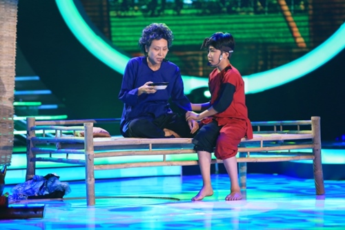 Phương Mỹ Chi biểu diễn với đầu trọc, áo giáp 10kg - 3