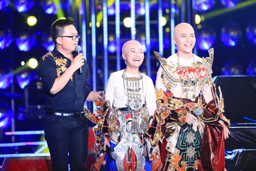 Phương Mỹ Chi biểu diễn với đầu trọc, áo giáp 10kg - 2