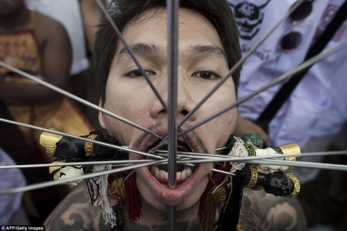 Rùng mình cảnh hành xác trong lễ hội ăn chay ở Thái Lan - 1
