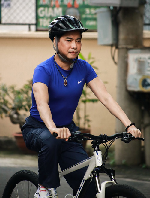 Ngọc Sơn chạy xe đạp đi tập hát - 1