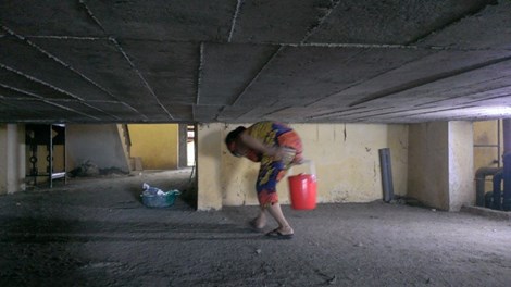 Hà Nội: Đi thang máy... phải bò - 5