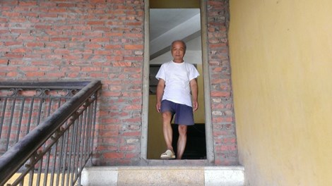 Hà Nội: Đi thang máy... phải bò - 6