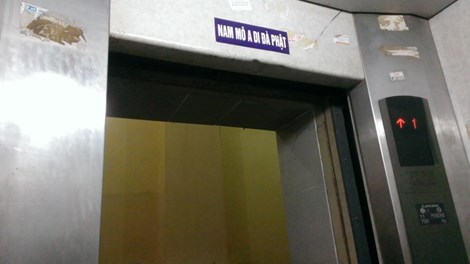 Hà Nội: Đi thang máy... phải bò - 8