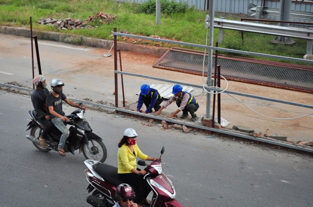 Ảnh: HN tháo dỡ “lô cốt” đường sắt trên cao gây ùn tắc - 3