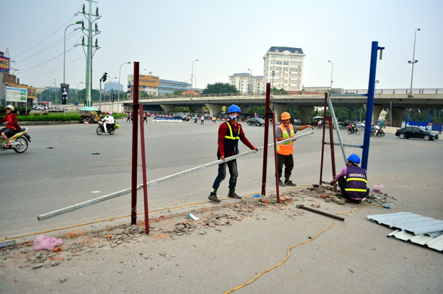 Ảnh: HN tháo dỡ “lô cốt” đường sắt trên cao gây ùn tắc - 6