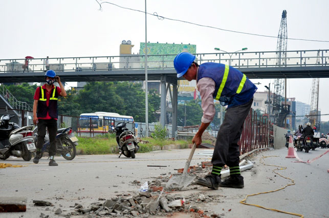 Ảnh: HN tháo dỡ “lô cốt” đường sắt trên cao gây ùn tắc - 9