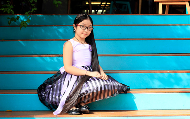 Được biết đến với biệt danh "công chúa tóc mây", mái tóc dài chạm tới gót chân của giọng ca 9 tuổi - Hồng Minh được xem là một trong những đặc điểm nhận dạng "có một không hai" tại The Voice Kids.
