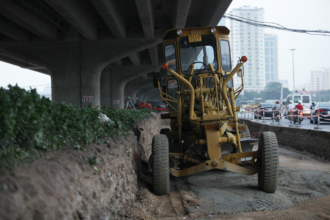 Hà Nội xén thảm cỏ, vỉa hè mở rộng đường như thế nào? - 7