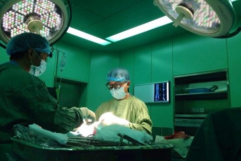 Mổ cứu cụ ông 104 tuổi bị tắc động mạch chi dưới - 1