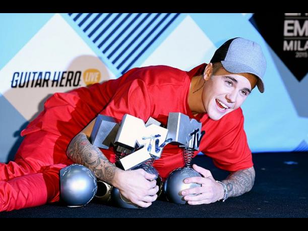 Justin Bieber càn quét MTV EMA, vượt mặt Eminem - 1