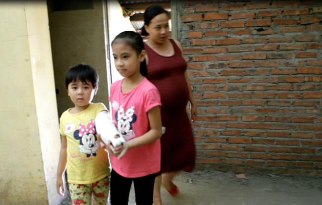 Clip: Bà bầu còng lưng chui hầm đi nhờ thang máy - 2