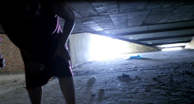 Clip: Bà bầu còng lưng chui hầm đi nhờ thang máy - 4