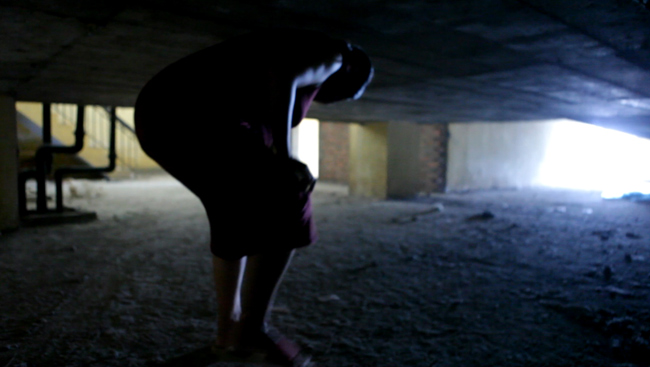 Clip: Bà bầu còng lưng chui hầm đi nhờ thang máy - 5