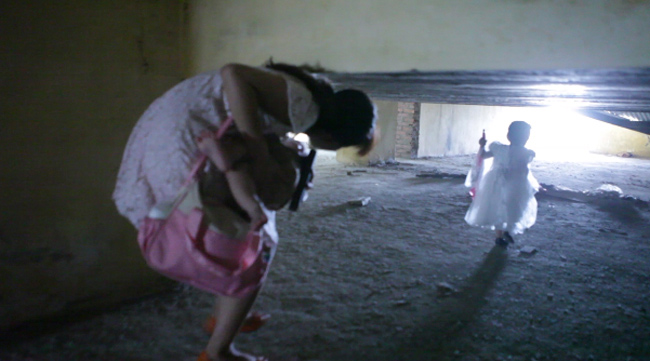 Clip: Bà bầu còng lưng chui hầm đi nhờ thang máy - 6