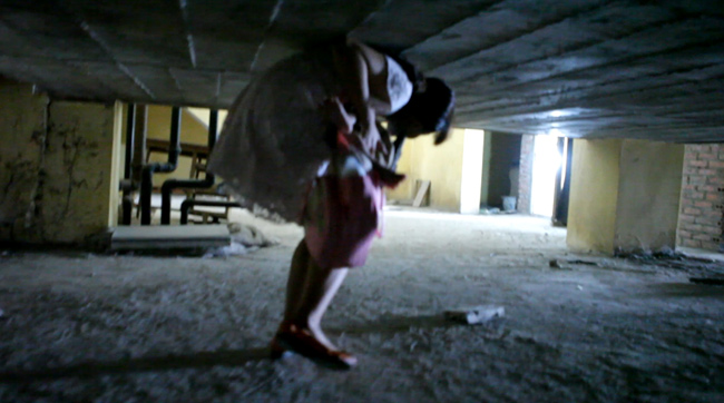 Clip: Bà bầu còng lưng chui hầm đi nhờ thang máy - 7