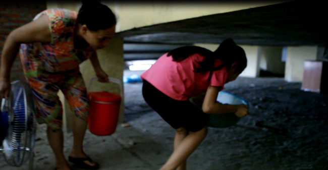 Clip: Bà bầu còng lưng chui hầm đi nhờ thang máy - 8