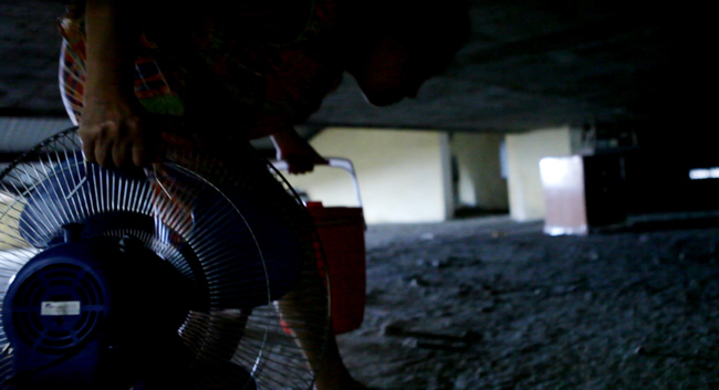 Clip: Bà bầu còng lưng chui hầm đi nhờ thang máy - 9