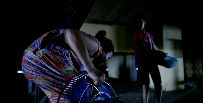 Clip: Bà bầu còng lưng chui hầm đi nhờ thang máy - 10