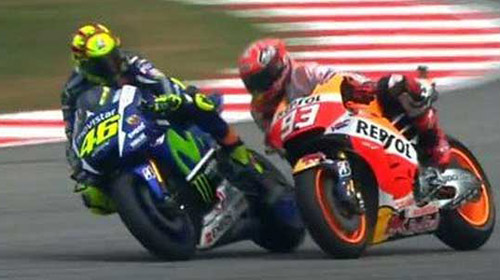 Scandal MotoGP: Rossi đạp đổ xe Marquez để về đích - 1