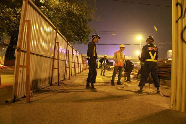 Khoảng 21h tối 25.10, công nhân của nhà thầu DAELIM bắt đầu thực hiện công việc tháo dỡ và thu hẹp phần rào chắn chưa thi công trên tuyến đường Xuân Thủy - Cầu Giấy.