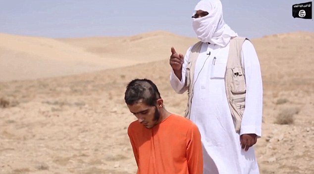 IS tung video cho xe tăng cán chết binh sĩ Syria 19 tuổi - 2