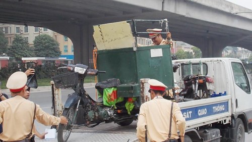 Hà Nội thu giữ hàng loạt xe máy cũ nát chạy trên đường - 3