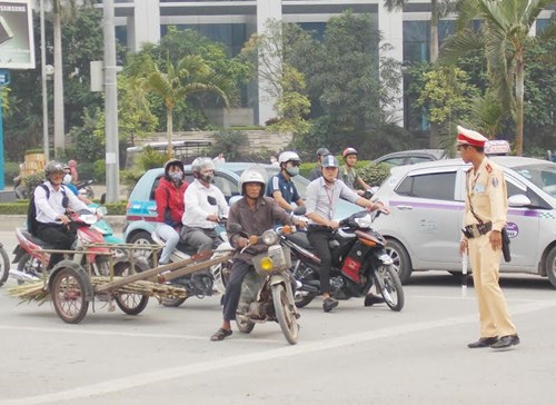 Hà Nội thu giữ hàng loạt xe máy cũ nát chạy trên đường - 5