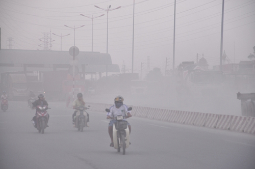 “Bão” bụi khiến người Sài Gòn khốn khổ - 2