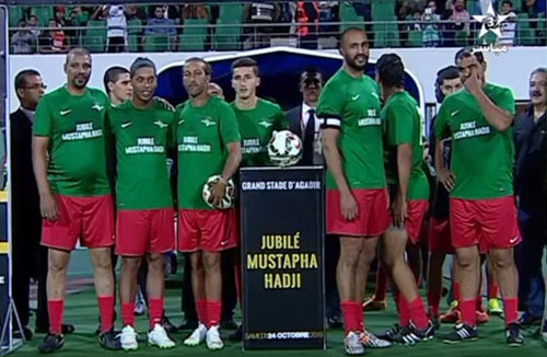 Ronaldinho phô diễn đặc sản "lườm rau gắp thịt" - 1