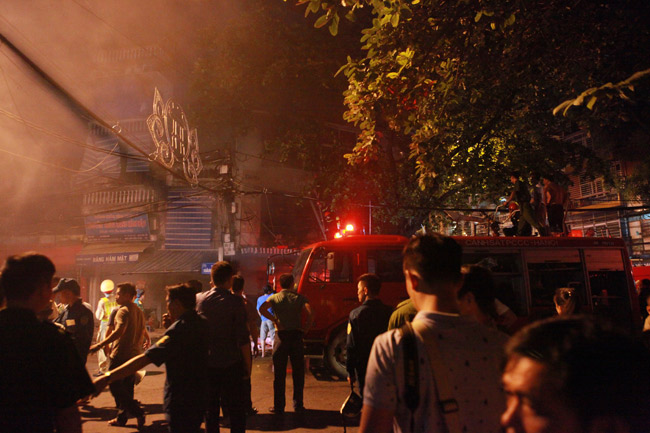 Hiện trường vụ cháy nhà 4 tầng trên phố cổ Hàng Mã - 1