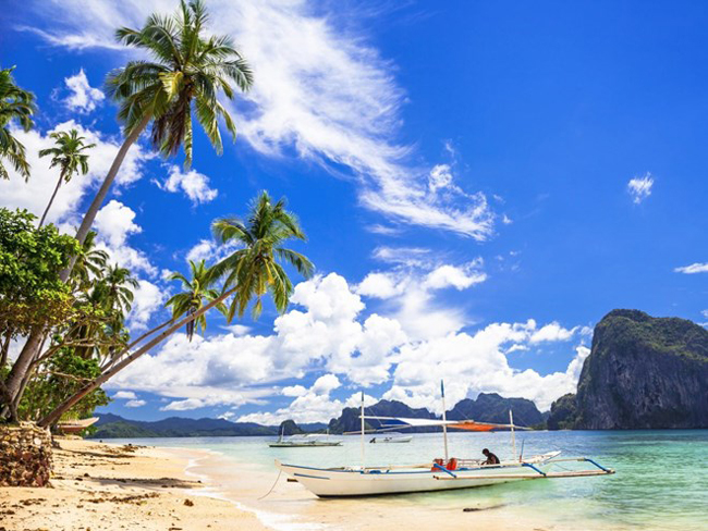 El Nido là một thị trấn nhỏ nằm của đảo Palawan, điểm đến lý tưởng cho những ai yêu thích lặn biển.
