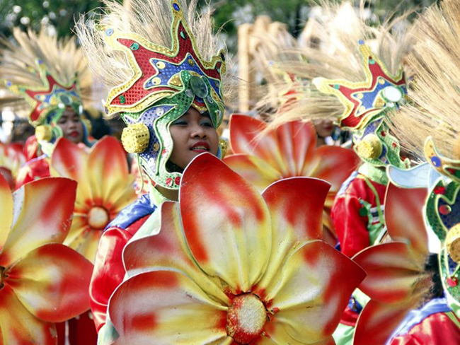 Lễ hội Aliwan đầy màu sắc diễn ra hàng năm tại Manila. Du khách sẽ có cơ hội tham gia vào một cuộc diễu hành với những bộ trang phục màu sắc, nhảy cùng điệu nhạc sôi động trên khắp các con phố.
