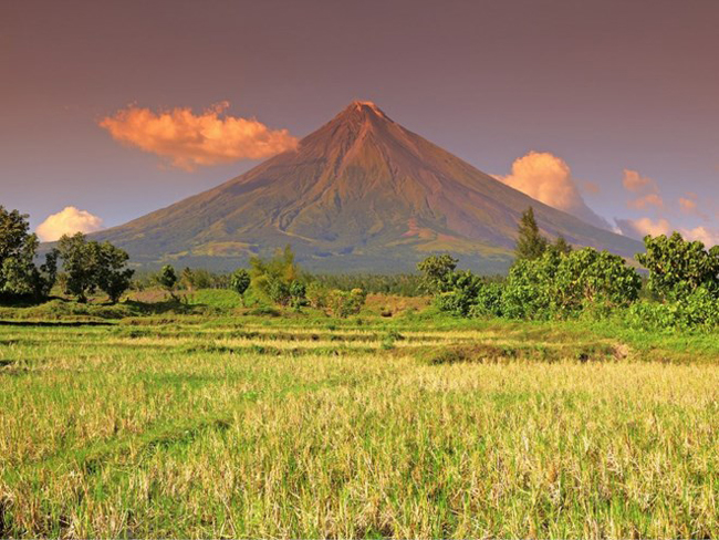 Núi lửa Mayon còn gọi à núi Mayon, nằm trên đảo Luzon, được coi là núi lửa hoạt động mạnh nhất ở Philippines. Nhờ vào vẻ đẹp đối xứng hoàn hảo tạo nên một khung cảnh đẹp hùng vĩ, níu kéo chân khách du lịch.
