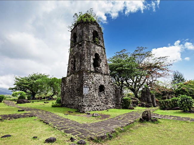 Tàn tích của Nhà thờ Cagsawa, nằm gần núi lửa Mayon. Người ta cho rằng ngọn núi lửa bất ngờ phun trào vào năm 1814 đã phá sập gần như hoàn toàn nhà thờ. Nay chỉ còn lại chút tàn tích.
