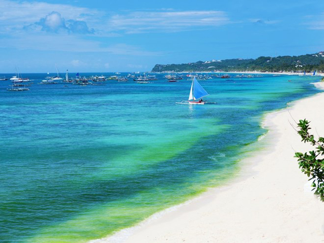 White Beach và Yapak Beach được xem là hai trong những bãi biển thiên đường của Boracay được nhiều du khách ghé thăm nhất khi đến du lịch Philippines.
