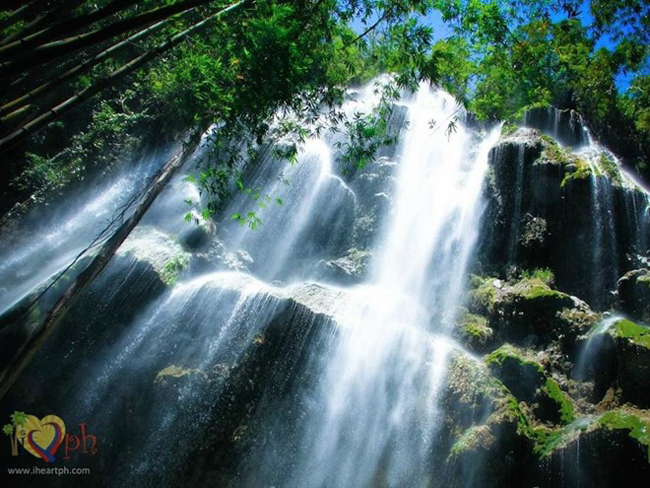 Thác nước hùng vĩ&nbsp;Tumalog nằm ở Oslob, đảo Cebu chia thành nhiều tầng rõ rệt độc đáo phủ lên những tảng đá xanh rêu và khu rừng tĩnh lặng bao quanh.
