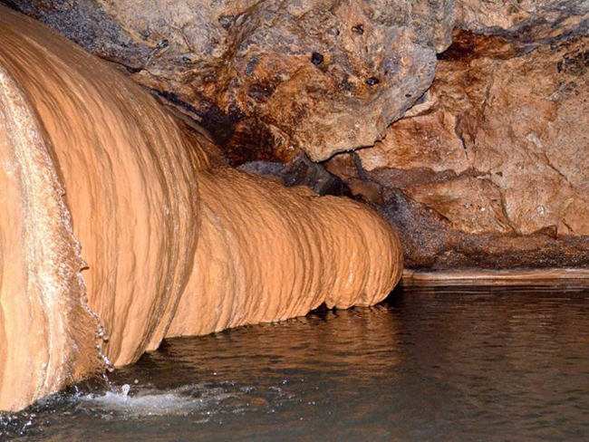 Hang động Sumaguing gần thị trấn Sagada, đảo Luzon có nhiều cấu trúc nhũ đá độc đáo, thu hút nhiều nhà thám hiểm tới khám phá.
