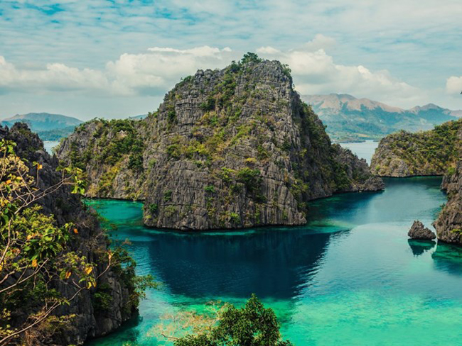 Đảo quốc Philippines xinh đẹp ở Đông Nam Á với hơn 7.000 hòn đảo lớn nhỏ. Nơi đây ngày thu hút khách du lịch nhờ phong cảnh thiên nhiên tươi đẹp, những bãi biển cát trắng trong xanh và đặc biệt đây cũng là thiên đường của các môn thể thao trên biển.

Ngoài ra Philippines còn thu hút du khách bởi dịch vụ chuyên nghiệp, sự hiếu khách và thân thiện. Dưới đây là 16 bức ảnh mới được đăng tải trên tờ Business Insider về thắng cảnh đất nước Philippines khiến bạn ngay lập tức muốn 'xách ba lô lên và đi' đến quốc đảo xinh đẹp này.

(Ảnh: Hồ Kayangan là một trong những điểm đến thu hút khách du lịch nhiều nhất của đảo Coron do sở hữu làn nước biển trong xanh như ngọc. Chỉ mất khoảng 10 phút chinh phục ngọn núi, bạn có thể chiêm ngưỡng toàn cảnh thiên nhiên tuyệt đẹp phía dưới.).
