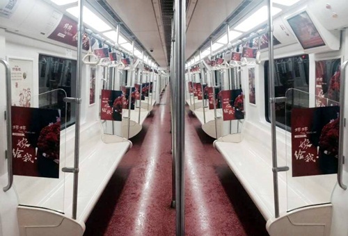 Chàng trai trang trí cả toa tàu điện ngầm để cầu hôn - 1
