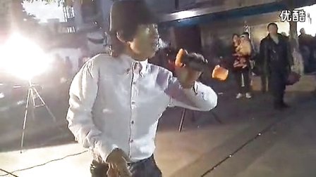 Chàng ăn xin khuyết tật hát rong gây sốt mạng Trung Quốc - 2