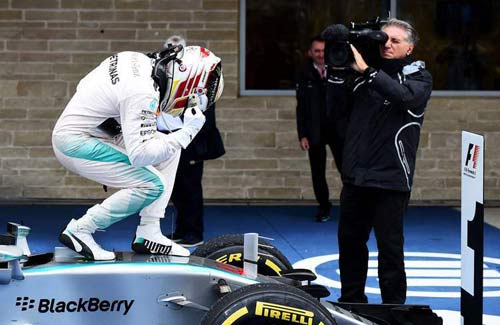 Phía sau vạch đích US GP: Xướng tên Mercedes (P1) - 1