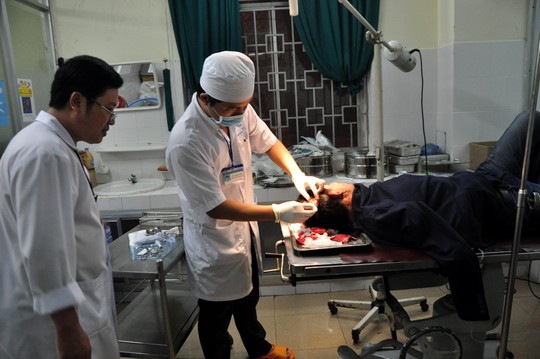 Quảng Ngãi: Côn đồ xông vào bệnh viện chém người - 1
